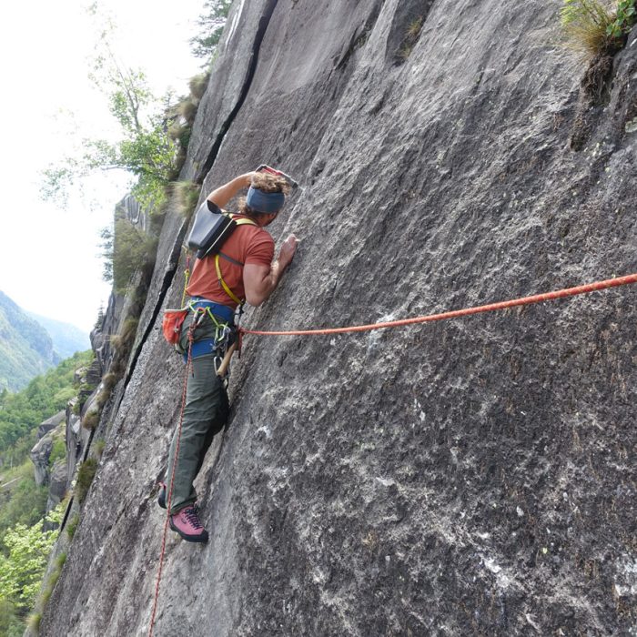 Arrampicatore che apre una nuova via rocciosa