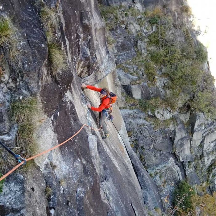 Arrampicatore fotografato dall'alto su parete rocciosa