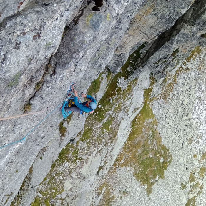 Arrampicatore che apre una nuova via rocciosa